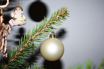 weihnachtliche Dekoration am Tannenzweig