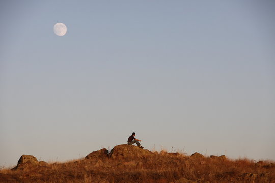 Mann vor Mond nahe Ihlara, Kappadokien - Türkei
