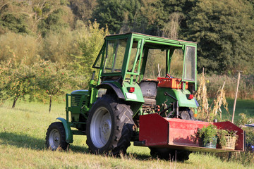 Traktor steht auf der Wiese
