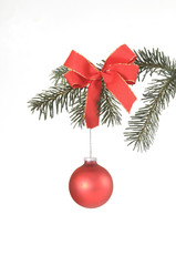 Rote Christbaumkugel mit Schleife