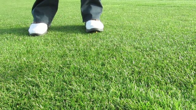 GOLF VIDEO - Golfer chipping the ball (Video HD 1280x720)