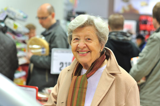 Seniorin im Supermarkt