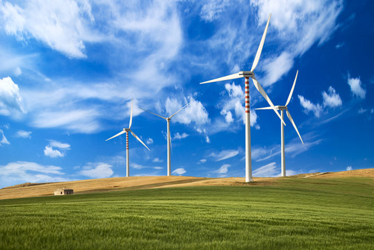 paesaggio di campagna con generatori eolici