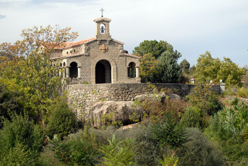 Fototapeta na wymiar Ermita en el valle de Iruelas