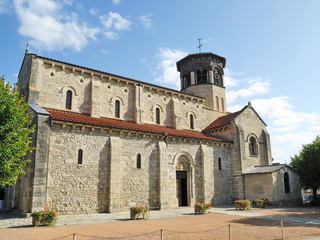Fototapeta na wymiar Romański kościół Saint Martin de Thuret (63)