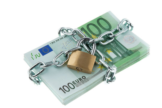 Euro Geldscheine mit Schloss und Kette.