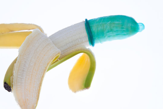 Kondom mit Banane. Symbol für Verhütung und Aids.