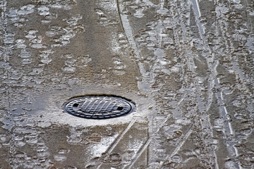 Kanaldeckel bei Tauwetter