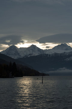 Sonnenaufgang bei Wetterstimmung am See