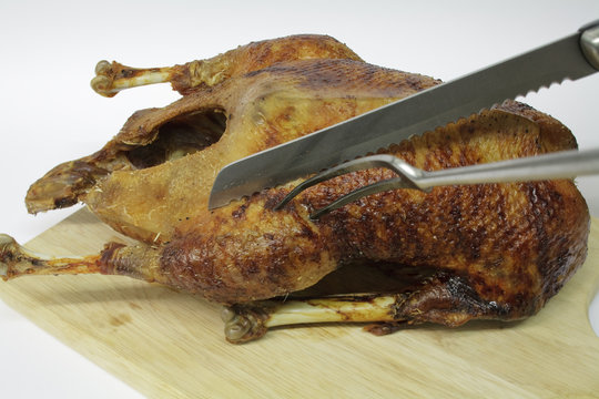G&auml;nsebraten auf Holzbrett