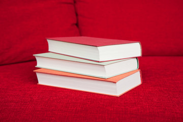 bücher auf sofa