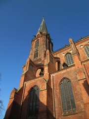Turm der Nikolaikirche in Lüneburg an einem sonnigen Wintertag