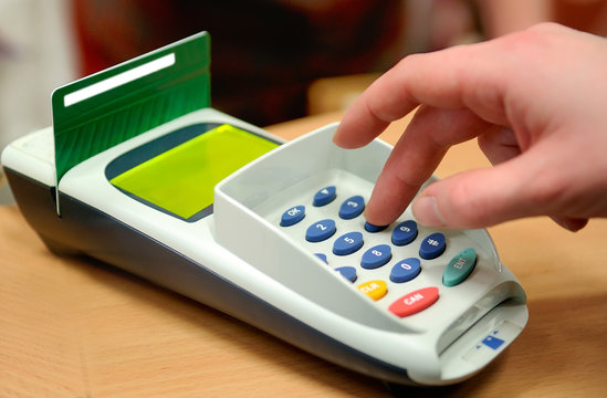 Making payment using credit plasti&ntilde; card reader