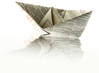 origami bateau papier journal fond blanc