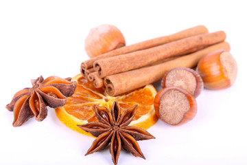 Sternanis, Orangenscheiben, Zimtstangen, Haselnüsse