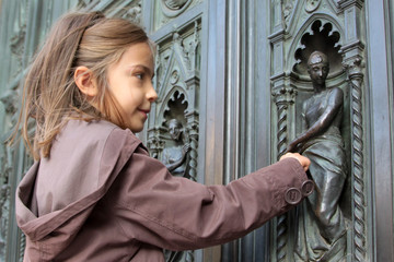montrer la sculpture de la porte de la cathédrale