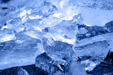 Zerbrochen in Eiswürfel