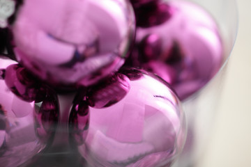 Advent, lila Glaskugeln im Glas