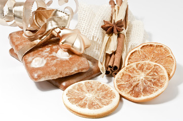 Lebkuchen, Orangenscheiben und Zimtstangen