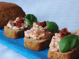 Dip mit Tomaten und Frischkäse