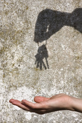 schatten hand mit schlüssel