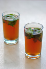 deux verres de thé à la menthe