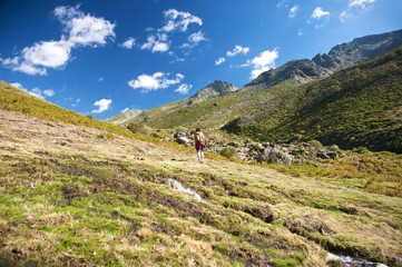 Fototapeta na wymiar woman hiking in gredos valley