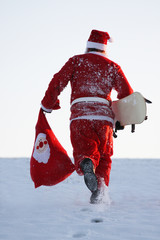 Weihnachtsmann läuft wieder den Berg