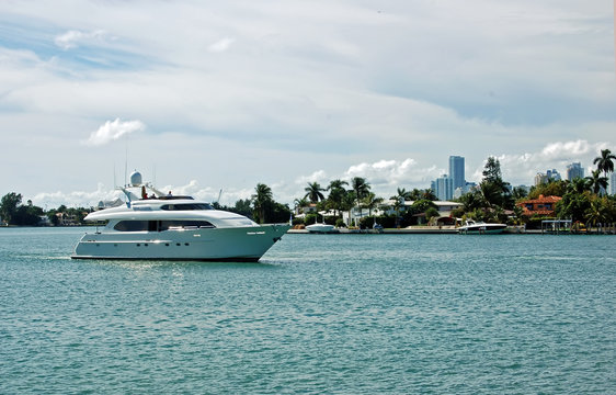 White Yacht on The Intercoastal off Dilido Island