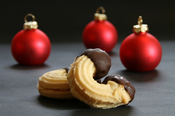 Kekse mit Weihnachtskugeln