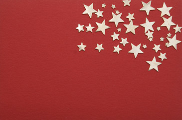 Weihnachtssterne auf rotem Hintergrund