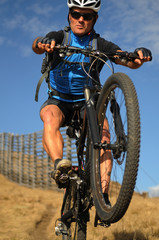 Mountainbiker in extremer stellung