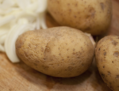 Geschnittene Zwiebeln und Kartoffeln