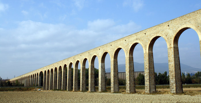 Puente de los 100 ojos, acueducto romano, Noain, Navarra.