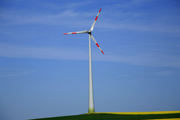Windkraftrad auf einem H&uuml;gel