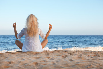 Fototapeta na wymiar Beautyful woman relaxing on the beach