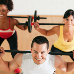 Mit Langhantel im Fitnessstudion