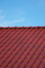 Dachziegel und Himmel
