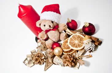 Weihnachtsdekoration mit Kerze und Teddybär