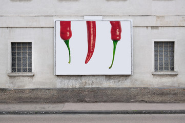 Chilis auf einer Plakatwand