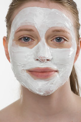 Frau mit weisser Gesichtsmaske vor weiss