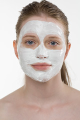 Frau mit weisser Gesichtsmaske vor weiss