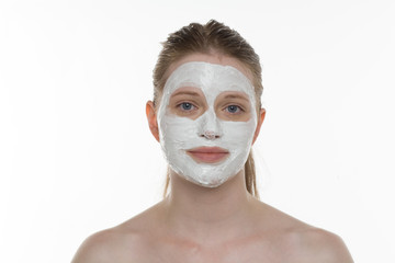 Frau mit weisser Gesichtsmaske vor weiss