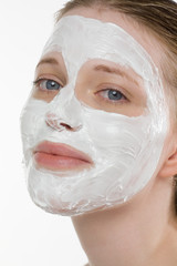 Frau mit weisser Gesichtsmaske vor weiss