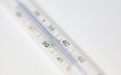 Fieberthermometer bei 39 Grad Celsius