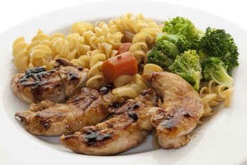 Hähnchenbrustfilets mit Broccoli und Spiralnudeln