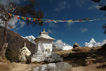 Chorte in den Bergen des Himalaja, Nepal