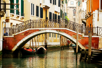 Fototapeta na wymiar Kolorowy most na kanale w Wenecji, Włochy