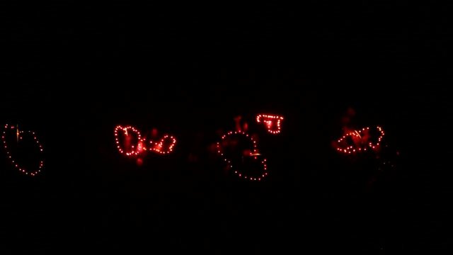 Feu d'artifice en forme de &oelig;urs rouges,  amour, carte et salutations pour le jour de la Saint-Valentin- vid&eacute;o HD