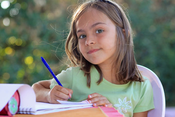 sourire en faisant ses devoirs